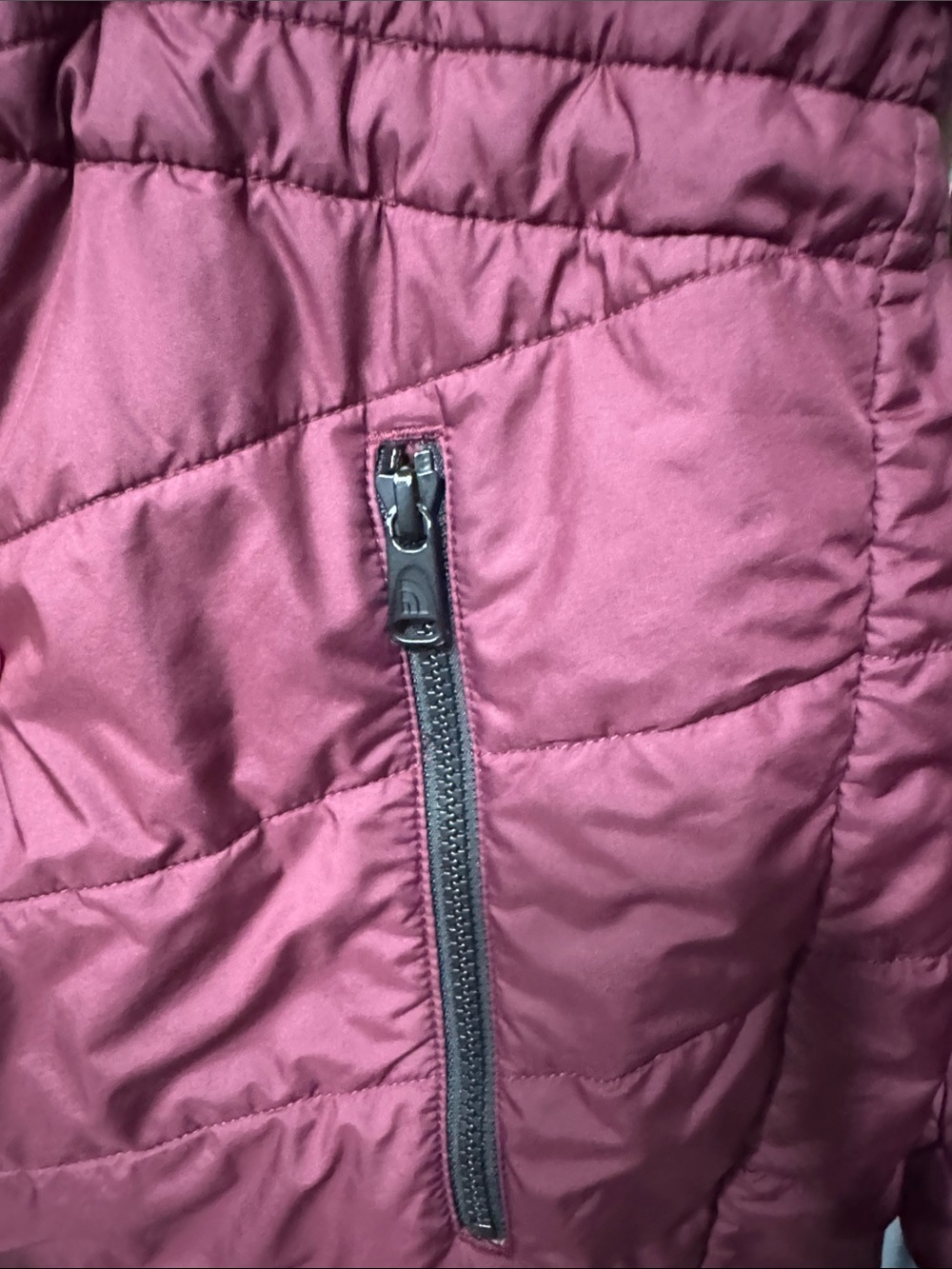 The North Face Women’s Hooded Puffer Jacket - cranberry - Picture 15 of 15